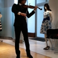!?
プレスルームにて演奏会！？

なんとバイオリニストの≪白須　今≫さんが、プレスルームでの打ち合わせの際に１曲弾いてくれました！！！素晴らしい音色に社員一同うっっっとり。
